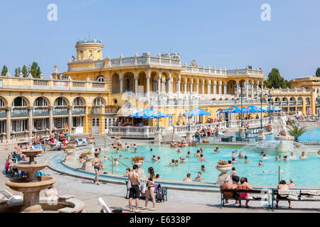 Thermal Széchenyi gyógyfürdő-Széchenyi, ou style Néo-Baroque, la plus grande en Europe le bain médicinal, Budapest, Hongrie Banque D'Images