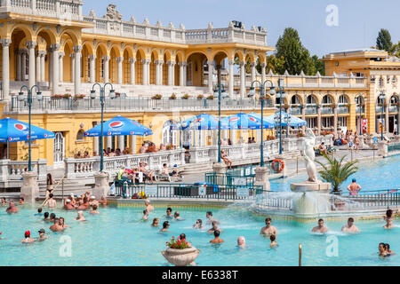 Thermal Széchenyi gyógyfürdő-Széchenyi, ou style Néo-Baroque, la plus grande en Europe le bain médicinal, Budapest, Hongrie Banque D'Images