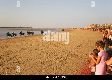 Course de chevaux sur la plage de Sanlúcar de Barrameda, à l'embouchure de la rivière Guadalquivir, Cadiz Province, Andalusia, Spain Banque D'Images