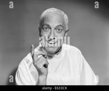 1950 SENIOR MAN SMILING AT CAMERA GESTE AVEC DOIGT MAIN MANTEAU BLANC TECHNICIEN DE LABORATOIRE médecin dentiste pharmacien Banque D'Images