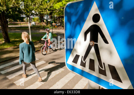 Berlin, Allemagne, quatrième année Charlotte Salomon School à Kreuzberg Ueben comportement correct dans la circulation Banque D'Images