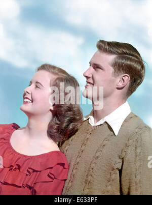 Années 1940 Années 1950 PROFIL PORTRAIT SMILING TEEN COUPLE Banque D'Images