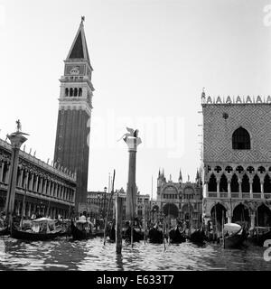 Années 1920 Années 1930 Venise ITALIE PIAZZA SAN MARCO CAMPANILE TOWER ET STATUE de lion ailé Banque D'Images