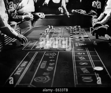 1960 QUATRE PERSONNES NON IDENTIFIÉES ANONYME GAMBLING CASINO CRAPS Banque D'Images