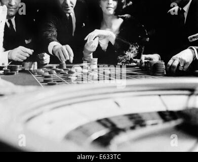 1960 QUATRE PERSONNES NON IDENTIFIÉES ANONYME DE LA ROULETTE GAMBLING CASINO Banque D'Images