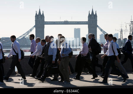 Matin, les navetteurs traversant le pont de Londres avec le Tower Bridge derrière, Londres, Angleterre, Royaume-Uni, Europe Banque D'Images