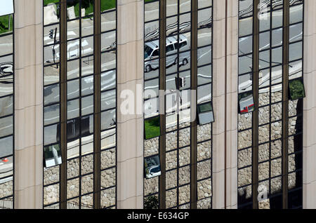 Réflexions de Scène de rue à Rétroviseur de Bloc de bureau Monaco Banque D'Images