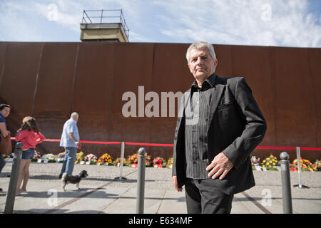 Berlin, Allemagne. 13e Août, 2014. Le Commissaire fédéral pour les archives de la Stasi, Roland Jahn, se tient à côté d'une section du mur de Berlin au Mémorial du Mur de Berlin à Berlin, Allemagne, 13 août 2014. Le mur de Berlin a été construit il y a 53 ans jour pour jour, le 13 août 1961. La journée a été commémorée par un service et une couronne de cérémonie. PHOTO : JOERG CARTSENSEN/dpa/Alamy Live News Banque D'Images