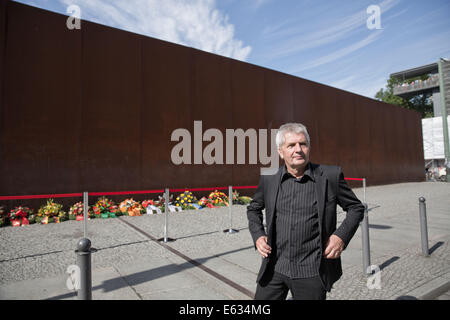 Berlin, Allemagne. 13e Août, 2014. Le Commissaire fédéral pour les archives de la Stasi, Roland Jahn, se tient à côté d'une section du mur de Berlin au Mémorial du Mur de Berlin à Berlin, Allemagne, 13 août 2014. Le mur de Berlin a été construit il y a 53 ans jour pour jour, le 13 août 1961. La journée a été commémorée par un service et une couronne de cérémonie. PHOTO : JOERG CARTSENSEN/dpa/Alamy Live News Banque D'Images