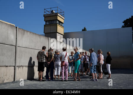 Berlin, Allemagne. 13e Août, 2014. Les visiteurs sont devant le mémorial du mur de Berlin à Berlin, Allemagne, 13 août 2014. Le mur de Berlin a été construit il y a 53 ans jour pour jour, le 13 août 1961. La journée a été commémorée par un service et une couronne de cérémonie. PHOTO : JOERG CARTSENSEN/dpa/Alamy Live News Banque D'Images