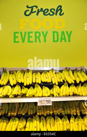 Bananes sur une étagère dans un supermarché . Banque D'Images