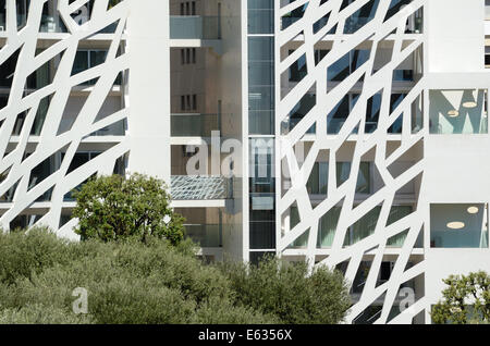 Façade en béton avec écran en treillis et les balcons de la tour Simona par Jean-Pierre Lott Monaco Banque D'Images