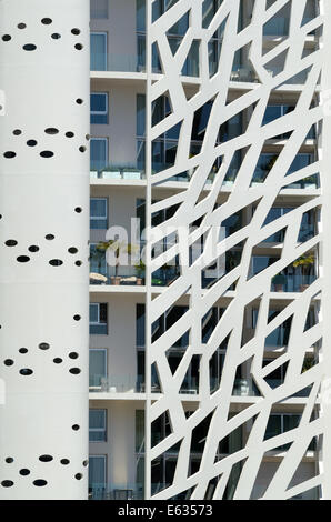 Façade en béton avec écran en treillis et les balcons de la tour Simona par Jean-Pierre Lott Monaco Banque D'Images