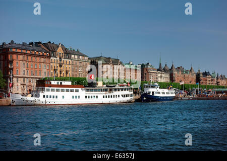 De vieux navires amarrés devant des bâtiments anciens Stockholm Suède Banque D'Images