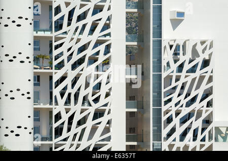 Façade en béton avec écran en treillis et les balcons de la tour Simona par Jean-Pierre Lott Monaco Banque D'Images