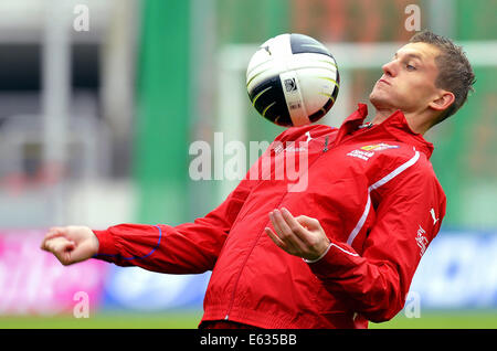 ***PHOTO***joueur de football tchèque Tomas Necid va prêté à l'équipe de football néerlandaise de Zwolle le CSKA Moscou. Zwolle jouera contre le Sparta Prague en Ligue Europa les play-off. Tomas Necid est représenté sur archive photo lors de la formation de l'équipe nationale de football tchèque à Prague, République tchèque le 31 août 2010. (Photo/CTK Katerina Sulova) Banque D'Images