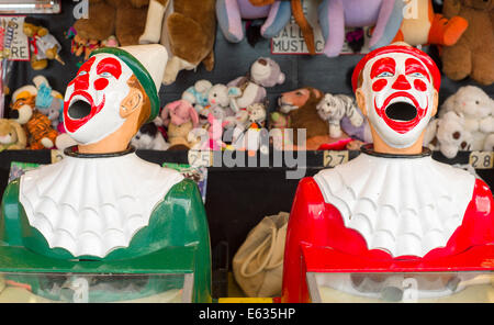 Jeu de clowns à un décrochage d'un flip ball dans la bouche de gagner une peluche Banque D'Images