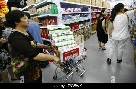 Shanghai, Chine. 13e Août, 2014. Les citoyens n'shopping dans le marché des marchandises importées Direct Waigaoqiao de Shanghai en Zone de libre-échange (FTZ) à Shanghai, la Chine orientale, le 13 août 2014. La zone franche de Shanghai a été lancé en septembre 2013. Il permet aux entreprises étrangères d'investir dans une série de secteurs. © Fang Zhe/Xinhua/Alamy Live News Banque D'Images