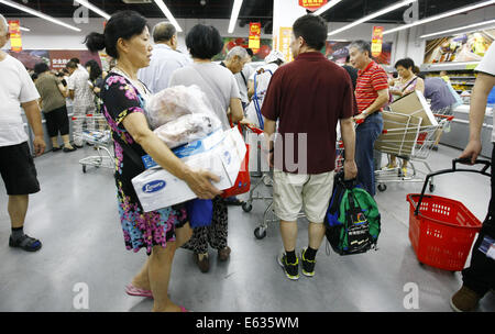 Shanghai, Chine. 13e Août, 2014. Citoyens achètent les aliments surgelés dans le marché des marchandises importées Direct Waigaoqiao de Shanghai en Zone de libre-échange (FTZ) à Shanghai, la Chine orientale, le 13 août 2014. La zone franche de Shanghai a été lancé en septembre 2013. Il permet aux entreprises étrangères d'investir dans une série de secteurs. © Fang Zhe/Xinhua/Alamy Live News Banque D'Images