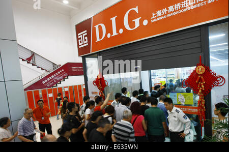 Shanghai, Chine. 13e Août, 2014. Les citoyens à pied dans le marché des marchandises importées Direct Waigaoqiao de Shanghai en Zone de libre-échange (FTZ) à Shanghai, la Chine orientale, le 13 août 2014. La zone franche de Shanghai a été lancé en septembre 2013. Il permet aux entreprises étrangères d'investir dans une série de secteurs. © Fang Zhe/Xinhua/Alamy Live News Banque D'Images