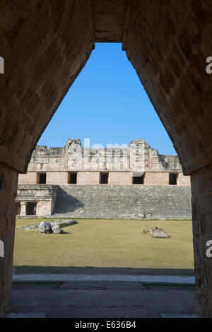 L'édifice nord par Quadrangle Nunnery arch Uxmal Yucatan Mexique Banque D'Images