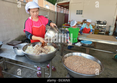 Lampang, Thaïlande - 12 Février 2014 : les femmes de faire des gâteaux frits arrosé de sucre de palme à Lampang, Thaïlande Banque D'Images