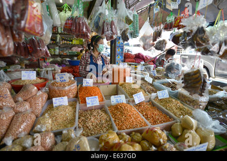 Lampang, Thaïlande - 12 Février, 2014 non identifié : femme thaïlandaise crevettes vente au marché en Lampang, Thaïlande Banque D'Images