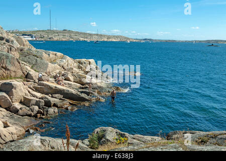 Nager et bronzer sur les rochers de l'archipel suédois à Smögen, Bohuslän, Suède, Scandinavie. Banque D'Images