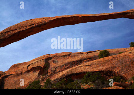 Landscape Arch (roche naturelle la plus longue du monde arch), Devil's Garden salon de Arches National Park, près de Moab, Utah, USA Banque D'Images