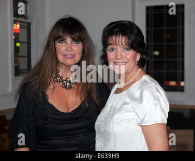 Caroline Munro et Sally Geeson poser pour moi à l'Misty Moon International Film Festival 2013 Banque D'Images