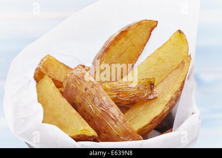 Des frites dans un petit seau en métal Banque D'Images