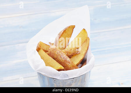 Des frites dans un petit seau en métal Banque D'Images