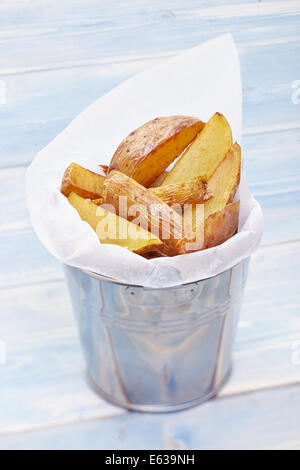 Des frites dans un petit seau en métal Banque D'Images