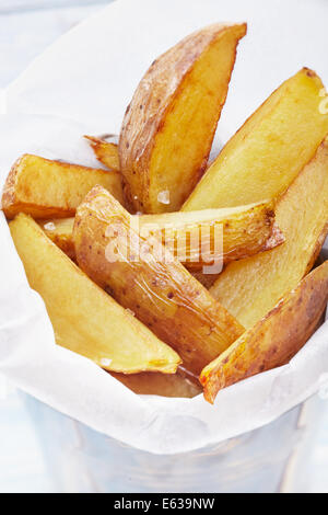 Des frites dans un petit seau en métal Banque D'Images