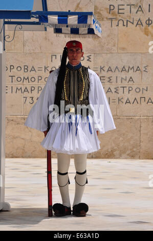 Evzone soldat avec l'uniforme traditionnel qui montent la garde sur la Tombe du Soldat inconnu à Athènes, Grèce. Banque D'Images