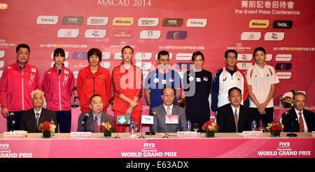 Macao, Chine. 13e Août, 2014. Les clients, les entraîneurs et les capitaines d'équipe posent pour une photo de groupe lors de la conférence de presse du 2014 de Volleyball FIVB World Grand Prix de Macao, Chine du sud, le 13 août 2014. Des équipes de Chine, Japon, Corée du Sud et la Serbie participera à l'événement du 15 au 17 août. © Lo Fai Ping/Xinhua/Alamy Live News Banque D'Images