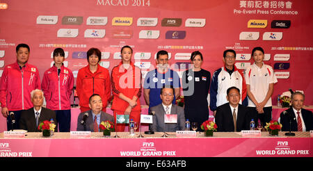 Macao, Chine. 13e Août, 2014. Les clients, les entraîneurs et les capitaines d'équipe posent pour une photo de groupe lors de la conférence de presse du 2014 de Volleyball FIVB World Grand Prix de Macao, Chine du sud, le 13 août 2014. Des équipes de Chine, Japon, Corée du Sud et la Serbie participera à l'événement du 15 au 17 août. © Lo Fai Ping/Xinhua/Alamy Live News Banque D'Images