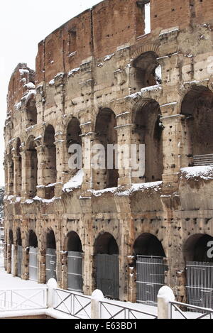 Colisée sous la neige à Rome, Italie Banque D'Images