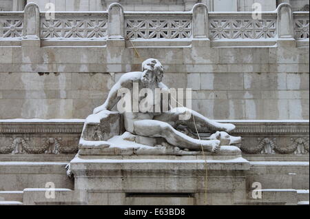 Des statues en place de Venise sous la neige à Rome, Italie Banque D'Images