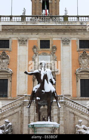 Capitole square sous la neige à Rome, Italie Banque D'Images