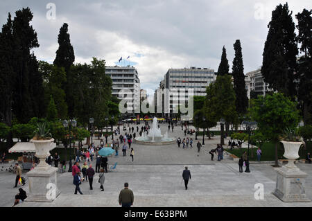 Les gens à la place Syntagma dans le centre-ville d'Athènes, Grèce. Banque D'Images