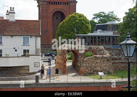 Une vue de la porte romaine, Balkerne à Colchester, UK. Victorien avec tour de l'eau, et le Jumbo,Théâtre Mercury dans l'arrière-plan Banque D'Images
