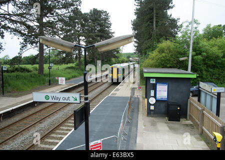 London Midland Train (classe 172) au départ de la gare de Danzey Banque D'Images