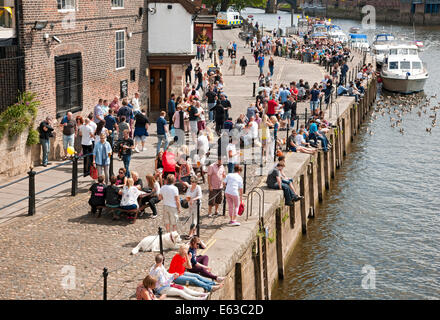 Gens touristes visiteurs assis à l'extérieur de Kings Arms pub à côté de River Ouse en été York North Yorkshire Angleterre United Royaume GB Grande-Bretagne Banque D'Images