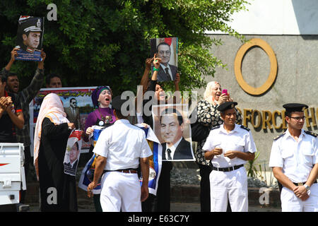 Le Caire, Égypte. 13e Août, 2014. Les partisans de l'ancien président égyptien Hosni Moubarak se rassemblent pour manifester leur appui à l'extérieur de l'Hôpital Militaire de Maadi au Caire, Égypte, le 13 août 2014. L'ancien président égyptien Hosni Moubarak a déclaré mercredi dans la cour qu'il n'a pas donné l'ordre de tuer des manifestants au cours de la 2011 soulèvement populaire contre son long-temps, la règle des Nile TV signalés. Credit : Ahmed Gomaa/Xinhua/Alamy Live News Banque D'Images