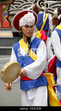 Pungmul est une tradition musicale folklorique coréen qui inclut des tambours, la danse et le chant. La plupart des représentations sont à l'extérieur Banque D'Images