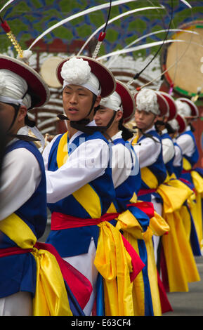 Pungmul est une tradition musicale folklorique coréen qui inclut des tambours, la danse et le chant. La plupart des représentations sont à l'extérieur Banque D'Images