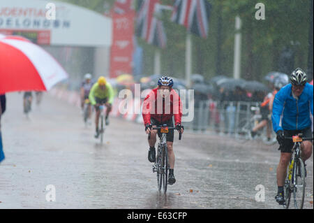 Riders finir le Prudential RideLondon London-Surrey 100 sous une pluie torrentielle de l'ouragan Bertha Banque D'Images