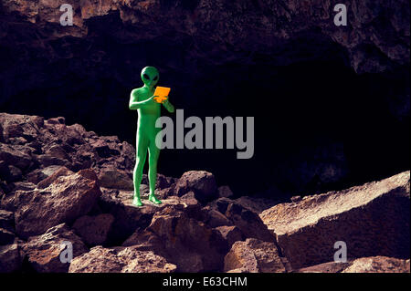 Explorer dans alien cave spectaculaire paysage en utilisant la technologie tablet rougeoyant futuriste Banque D'Images