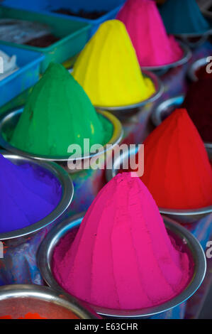 Des piles de couleur poudre indienne bindi dye au marché local en plein air en Inde bleu, jaune, rouge, vert, rose et violet Banque D'Images